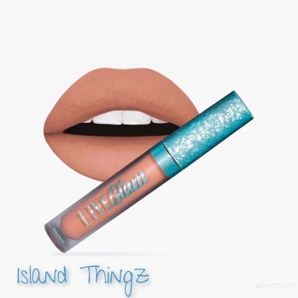 Forever in Fiji lip kit with a matte lip, gloss, lip scrub & beachy accessories - Picture 3 of 8